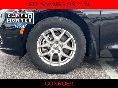 Used 2024 Chrysler Pacifica Touring-L FWD image 9