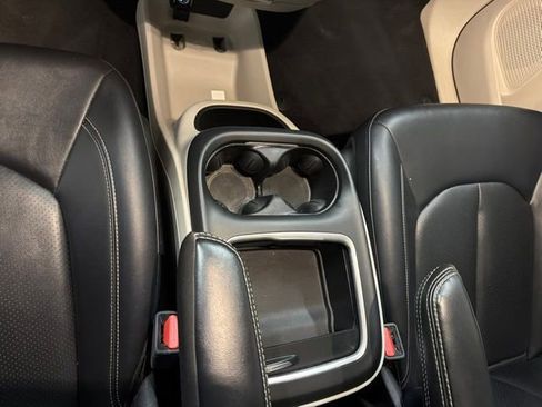 Used 2024 Chrysler Pacifica Limited FWD image 19