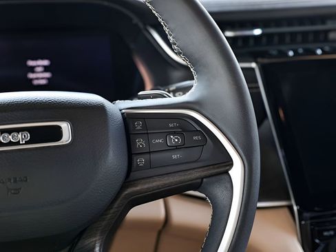 Used 2023 Jeep Grand Cherokee L Limited w/ Luxury Tech Group II image 32