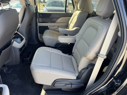 Used 2024 Lincoln Navigator Premiere image 12