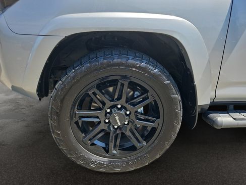 Used 2022 Toyota 4Runner SR5 AWD/4WD image 38