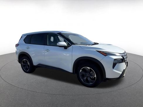 Used 2025 Nissan Rogue SV image 2