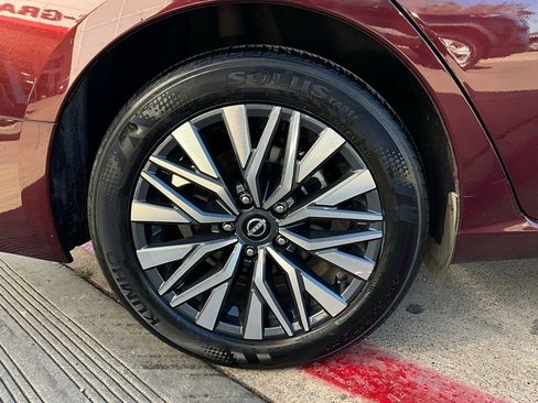 Used 2025 Nissan Altima 2.5 SV image 9