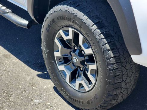 Used 2021 Toyota Tacoma TRD Off-Road w/ Technology Package AWD/4WD image 12