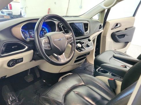 Used 2017 Chrysler Pacifica Touring-L FWD image 14