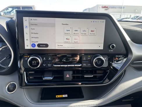 Used 2024 Toyota Highlander XLE image 16