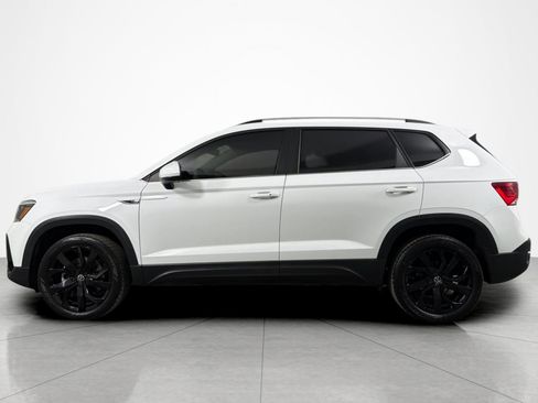 Used 2022 Volkswagen Taos SE w/ Panoramic Sunroof Package FWD image 2