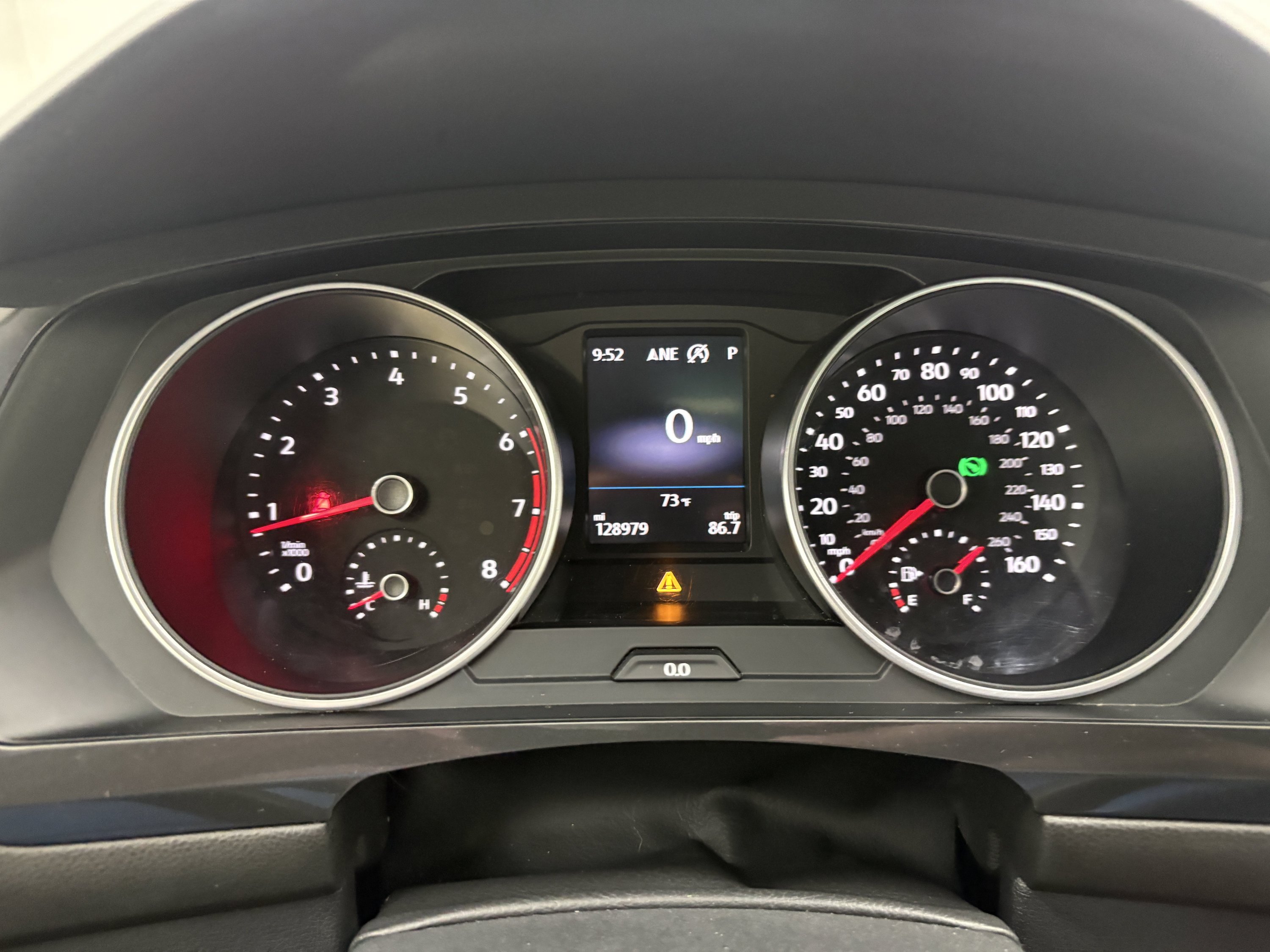 Used 2018 Volkswagen Tiguan SEL AWD/4WD image 35