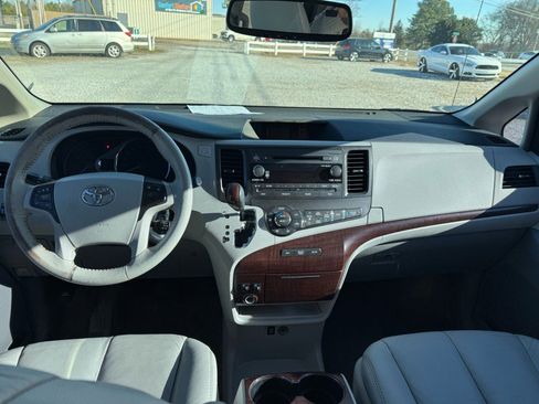 Used 2011 Toyota Sienna XLE image 17