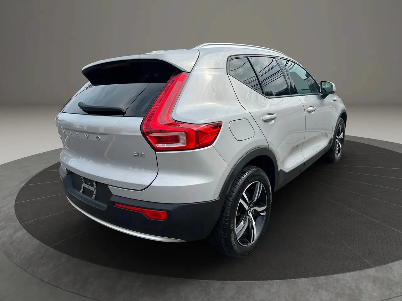 Used 2023 Volvo XC40 B4 Core FWD image 5