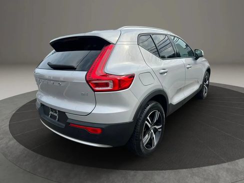 Used 2023 Volvo XC40 B4 Core FWD image 5