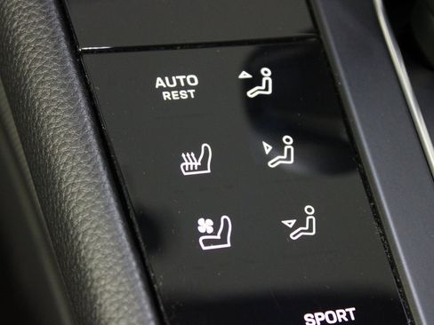 Used 2025 Porsche Macan image 30