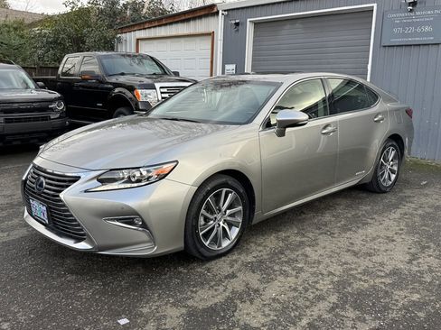 Used 2017 Lexus ES 300h w/ Luxury Package image 3