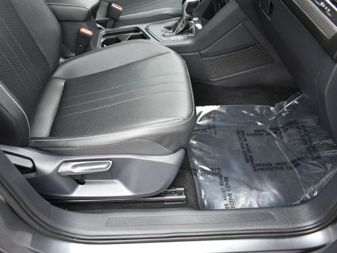 Used 2023 Volkswagen Tiguan SE w/ Panoramic Sunroof Package FWD image 32