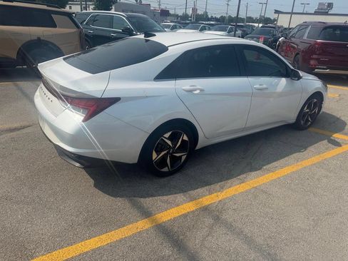 Used 2021 Hyundai Elantra SEL w/ Convenience + Premium Package FWD image 4
