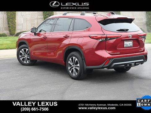 Used 2022 Toyota Highlander XLE image 4