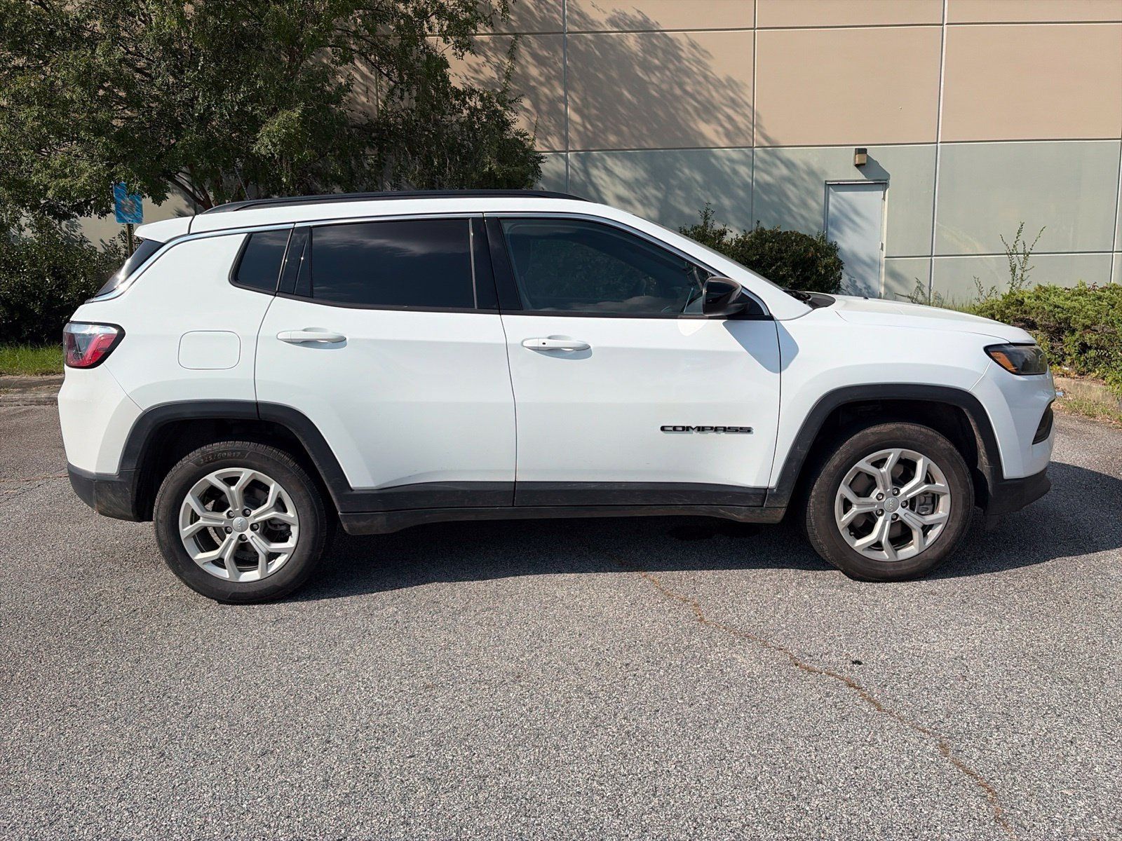 Used 2024 Jeep Compass Latitude AWD/4WD image 7