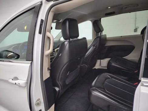 Used 2024 Chrysler Pacifica Touring-L FWD image 22