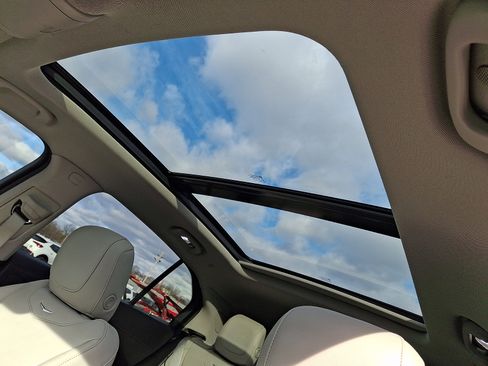 Used 2020 Cadillac XT4 Luxury w/ Cold Weather Package image 15