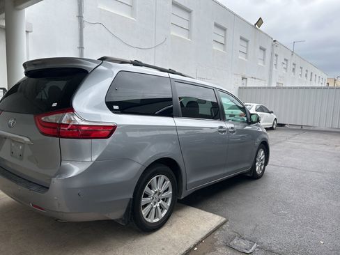 Used 2017 Toyota Sienna Limited image 6