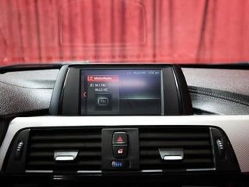 Used 2018 BMW 330i Sedan w/ M Sport Package RWD image 17