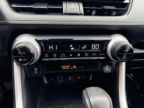 Used 2022 Toyota RAV4 XLE image 18