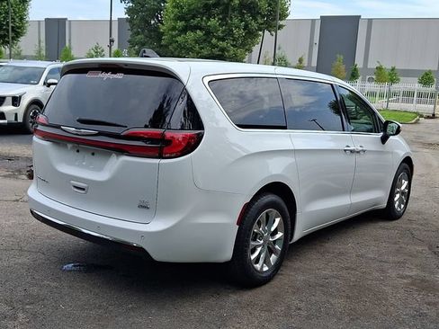 Used 2023 Chrysler Pacifica Touring-L AWD/4WD image 6