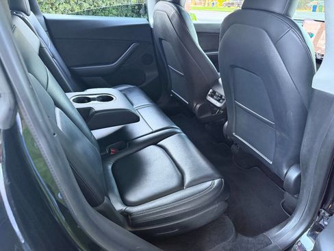 Used 2022 Tesla Model Y Long Range image 23