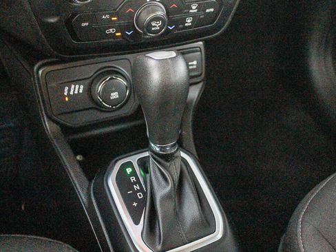 Used 2023 Jeep Renegade Latitude AWD/4WD image 13