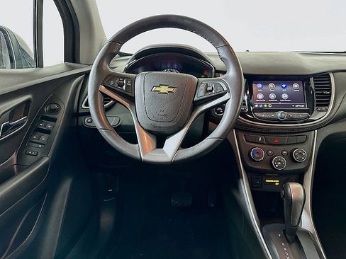 Used 2022 Chevrolet Trax LT w/ LT Convenience Package image 21