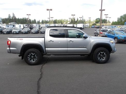 Used 2016 Toyota Tacoma TRD Off-Road w/ Premium & Technology Package AWD/4WD image 6