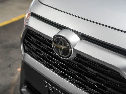 Certified 2021 Toyota RAV4 LE AWD/4WD image 3