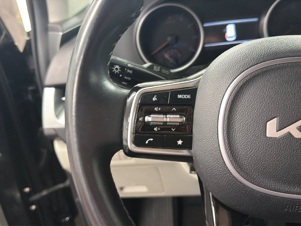 Used 2023 Kia Carnival LX FWD image 21