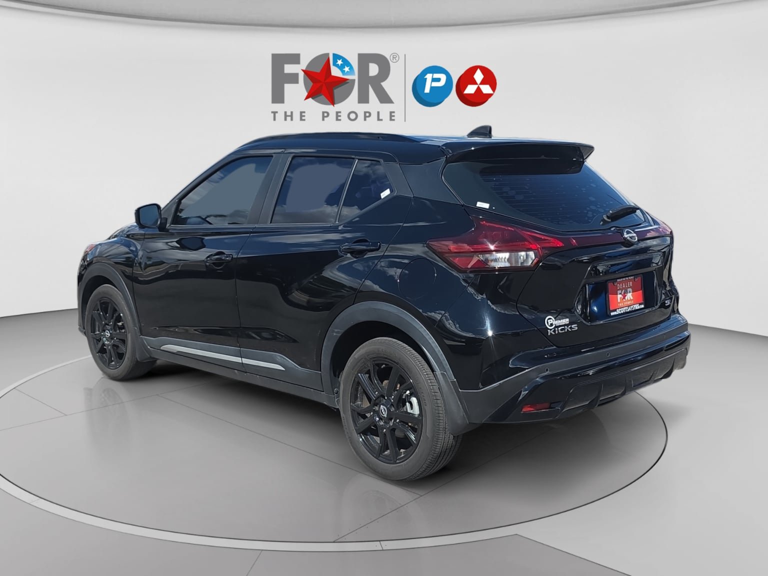 Used 2023 Nissan Kicks SR w/ SR Premium Package FWD image 3