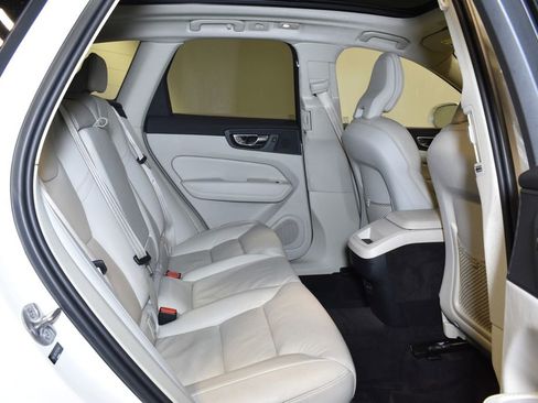 Used 2023 Volvo XC60 B5 Plus image 28