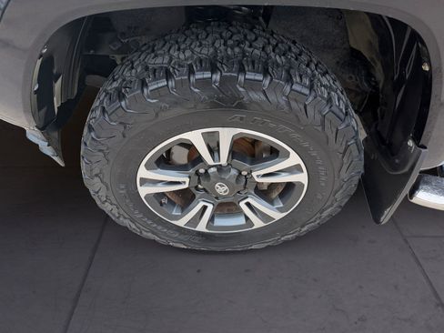 Used 2018 Toyota Tacoma TRD Sport image 14