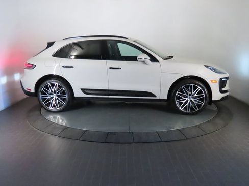 Certified 2022 Porsche Macan AWD/4WD image 8