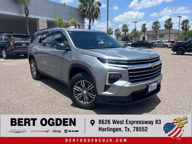 Used 2025 Chevrolet Traverse LT FWD image 1