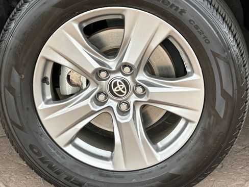 Used 2024 Toyota RAV4 XLE FWD image 33