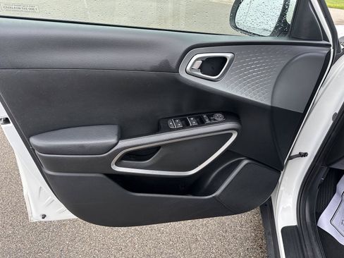 Used 2025 Kia Soul LX w/ LX Technology Package FWD image 14