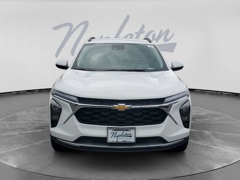 Used 2025 Chevrolet Trax LT FWD image 2