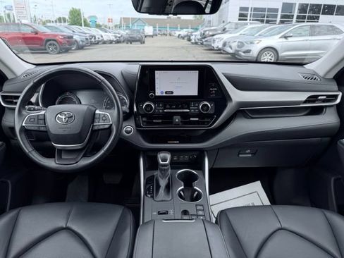 Used 2024 Toyota Highlander XLE AWD/4WD image 31