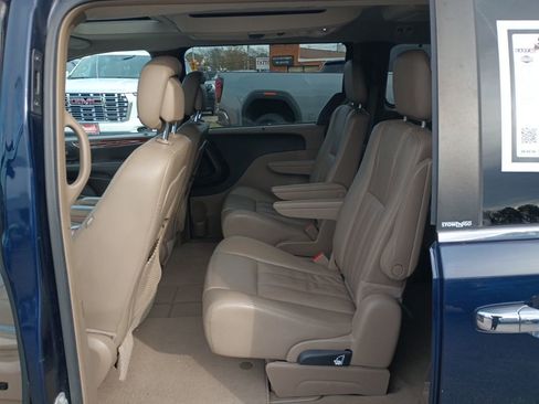 Used 2014 Chrysler Town & Country Touring-L w/ Driver Convenience Group image 11