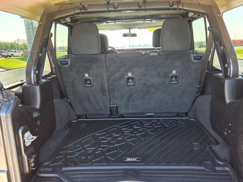 Used 2019 Jeep Wrangler Unlimited Sahara AWD/4WD image 9