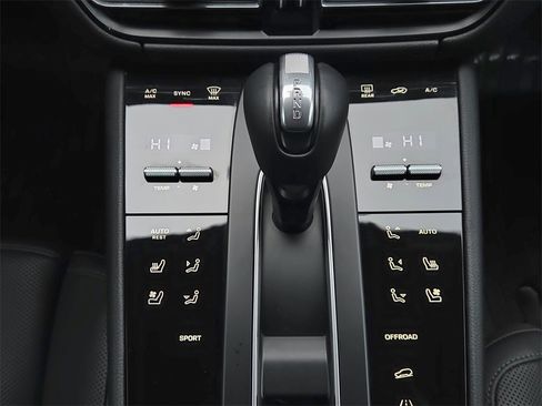 Used 2025 Porsche Macan image 13