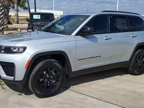 New 2026 Jeep Grand Cherokee Altitude AWD/4WD image 4