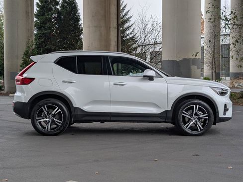 Used 2025 Volvo XC40 B5 Core image 8
