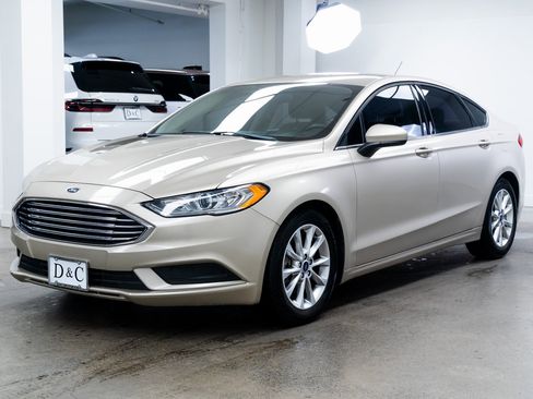 Used 2017 Ford Fusion SE image 3
