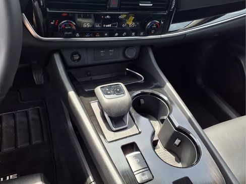 Used 2025 Nissan Rogue SL w/ Tech Package FWD image 7
