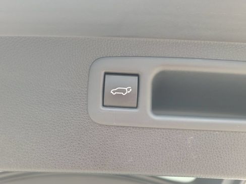 Used 2021 Toyota Highlander Platinum FWD image 39